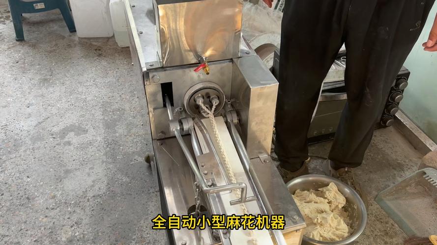 就把手心里的汗擦了一擦，我领着客户往车间里走。那天的天气是有些闷的，像是要落雨的样子，可偏偏又落不下来，只觉得浑身潮扑扑的，腻烦得很。老远便看见那台全自动小型麻花机器了，静静地蹲在车间一角，白亮亮的身影在一片拗黑的铁疙瘩里头，格外显眼。我的心头却猛地加了速，好像抢我们这一局就干净成了什么宝贝。那简直像个养在深闺没了陪房丫头的小姐，是要人家肯回头仔细用本纸笔一勾抹，大约迟早连牙眼都会欢喜起来的；有时候主忙了顾不得已长满了闲苔枯径。